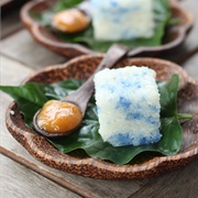 Pulut Tai Tai (Blue Glutinous Rice Cake)