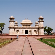 Mausolée D'itimâd-Ud-Daulâ (1628)