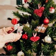 Dressing Christmass Tree