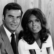 Dan August (Burt Reynolds)