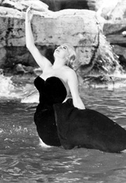 Anita Edberg in Trevi Fountian in La Dolce Vita (1960)