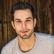 Skylar Astin