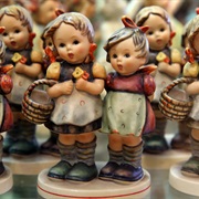 Donald E. Stephens Museum of Hummels