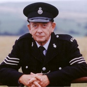 Derek Fowlds