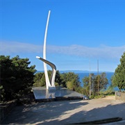 Spomenik Galebova Krila Podgora