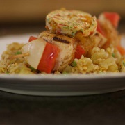 Gegrilde Kippenbrochettes Met Paprikaboter En Gebakken Rijst