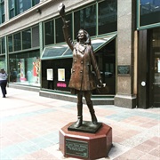 Mary Tyler Moore Statue