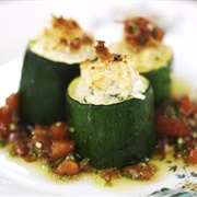 Courgette Gevuld Met Geitenkaas En Warme Tomatenvinaigrette