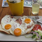 Dutch "Uitsmijter" Meal