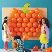 Make a Pumpkin Balloon Backdrop