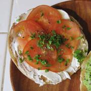 Everything Bagel With Cream Cheese and Tomato