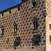 Guess in Which One of the Shells There Is a Treasure at the "Shell House"