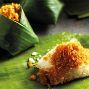 Pulut Inti (Glutinous Rice With Sweet Coconut Topping)