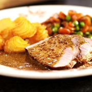 Varkensgebraad Met Erwten En Wortelen