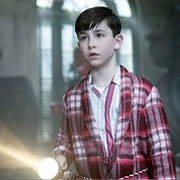 Lewis Barnavelt (Owen Vaccaio)