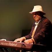 Max Middleton (Jeff Beck)