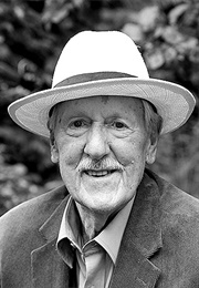 Brian W Aldiss (*)