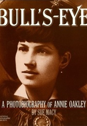 Bull&#39;s-Eye: A Photobiography of Annie Oakley (Macy, Sue)