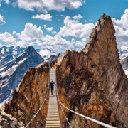 Hang off Mount Nimbus (BC)