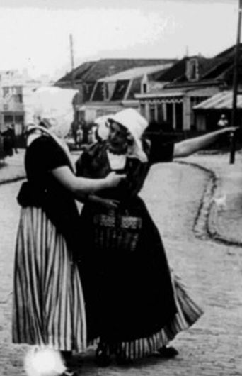 Twee Zeeuwsche Meisjes in Zandvoort (1913)