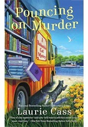 Pouncing on Murder (Laurie Cass)