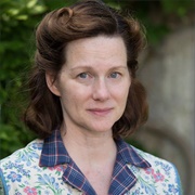 Mrs. Munro(Laura Linney