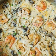 Chicken and Bacon Spinach Pasta With Tomatoes and Garlic