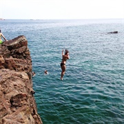 Cliff Jump Black Rocks, Marquette