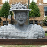 Minnie Pearl Chicken Wire Statue