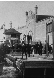 Arrivée D'un Bateau Et Débarquement À L'exposition (1897)