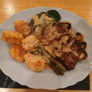 Rump Steak, Roast Potatoes, Asparagus, Brocolli and Mushrooms in Peppercorn Sauce
