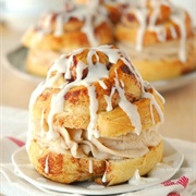 Cinnamon Roll Whoopie Pie