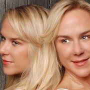 Ann & Alison Dadow - Yoga Twins