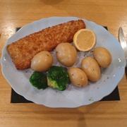 Battered Fish in Herbs and Lemon, Boiled Potatoes, Brocolli and Lemon