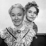 Abby Brewster(Helen Hayes)& Lillian Gish,Martha Brewster)