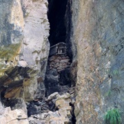 Coffins in Mountain Cliffs - Yangtse River