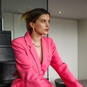 Mia Healey (Queer/Bisexual, She/Her)