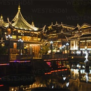 Visit Yuyuan Garden in Shanghai
