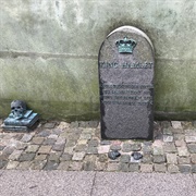 Memorial to King Hamlet, Sct Olai Kirkeplads, Helsingør, Denmark
