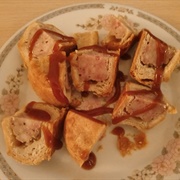 Snack Pork Pie With Brown Sauce
