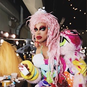 Yvie Oddly