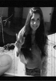 The Girl in the Photograph (-)