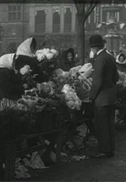 Amagerkonerne Sælger Blomster Paa Højbro Plads (1913)