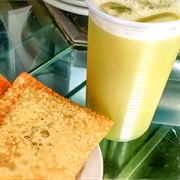 Pastel Com Caldo De Cana