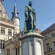 Statue Dirk Martens