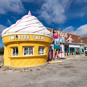 Pink Elephant Antique Mall, Livingstone IL