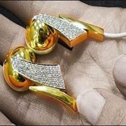 New Money Screams (Flashy), Old Money Whispers (Understated)