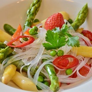 Rice Noodle Salad With Asparagus, Peas, Strawberries and Bell Pepper