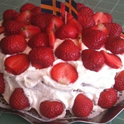 Cream and Strawberry Cake