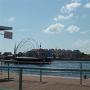 Queen Emma Bridge in Motion, Oranjestad